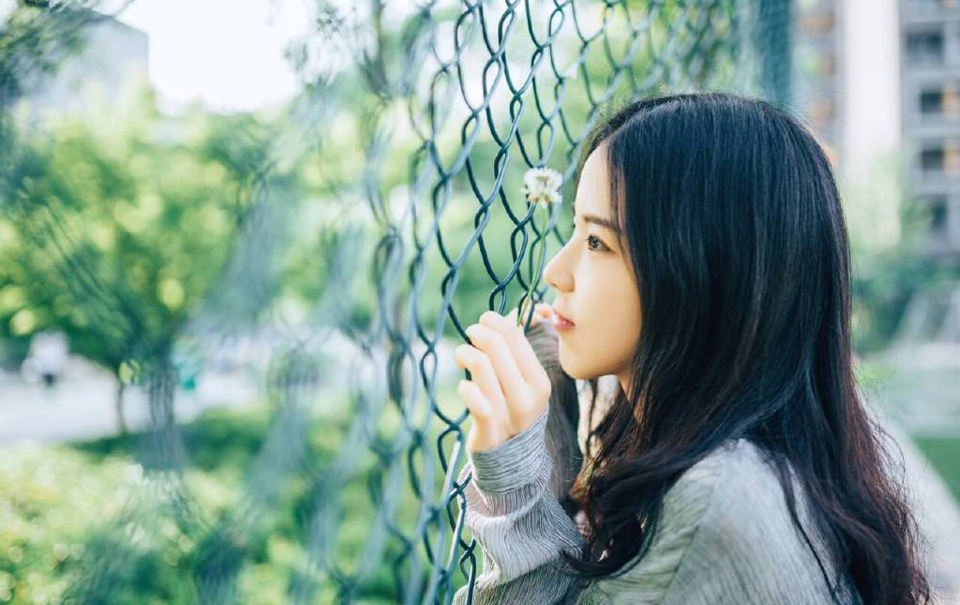 “你们也尽快离折翼天使资源社区，莫要让人生疑，待会儿我送二位出府，另外，告诉孝直一声，在刘璝离开成都之前，将他妻子扣住，免得刘璝一怒之下杀人，让这份仇怨弄大，也可以作为后手。”孟达看了两人一眼，真不知道法正从哪里招来这种奇人异事的。